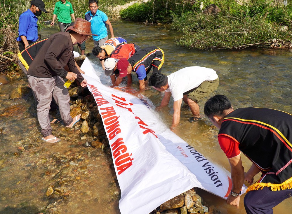 Tái hiện tục Đắp chăn “săn” cá suối của đồng bào Co (Quảng Ngãi) - Ảnh 3. Tái hiện tục Đắp chăn “săn” cá suối của đồng bào Co (Quảng Ngãi) - Ảnh 3.