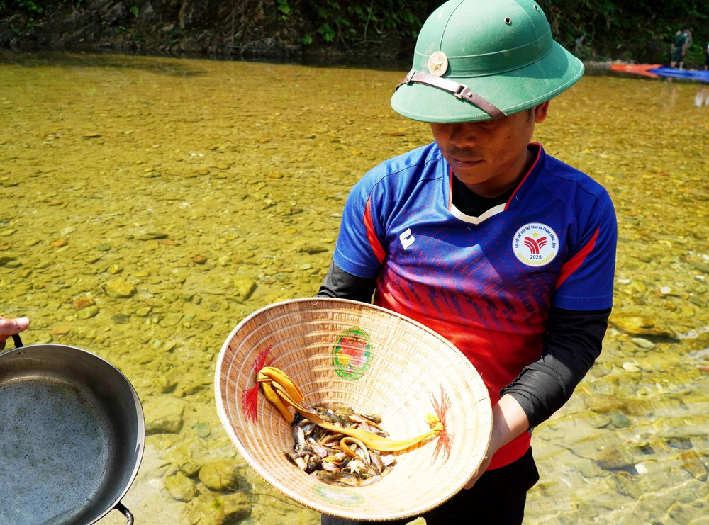 Tái hiện tục Đắp chăn “săn” cá suối của đồng bào Co (Quảng Ngãi) - Ảnh 1. Tái hiện tục Đắp chăn “săn” cá suối của đồng bào Co (Quảng Ngãi) - Ảnh 1.