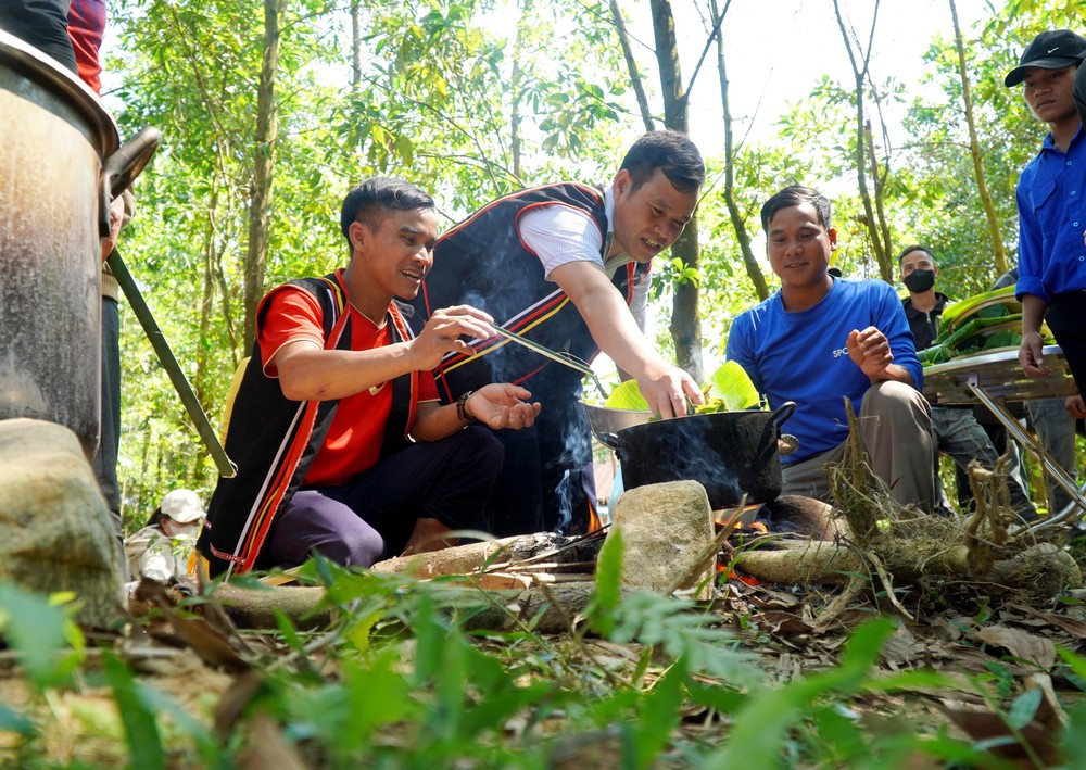 Tái hiện tục Đắp chăn “săn” cá suối của đồng bào Co (Quảng Ngãi) - Ảnh 2. Tái hiện tục Đắp chăn “săn” cá suối của đồng bào Co (Quảng Ngãi) - Ảnh 2.