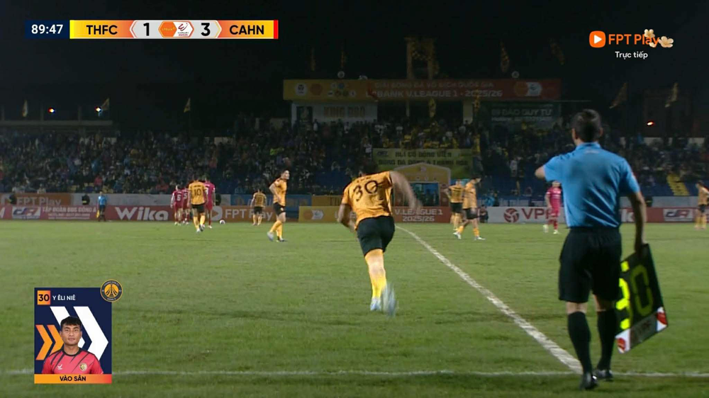 HLV Thanh Hóa tung thủ môn Y Eli Nie vào sân và đẩy anh lên đá… tiền đạo trong những phút bù giờ cuối cùng của trận đấu với CAHN ở V-League