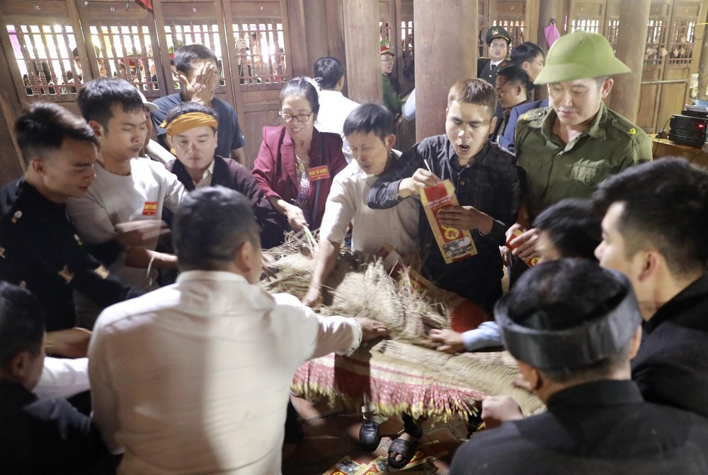  Lễ hội Đúc Bụt “xé chiếu” cầu lộc đầu xuân ở Phú Thọ - Ảnh 7.