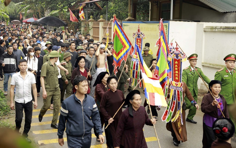  Lễ hội Đúc Bụt “xé chiếu” cầu lộc đầu xuân ở Phú Thọ - Ảnh 1.