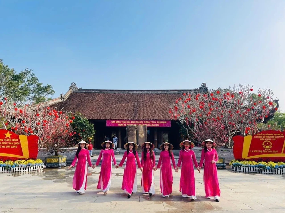 Du lịch tâm linh: "Thỏi nam châm" hút du khách đầu Xuân - Ảnh 3. Du lịch tâm linh: "Thỏi nam châm" hút du khách đầu Xuân - Ảnh 3.