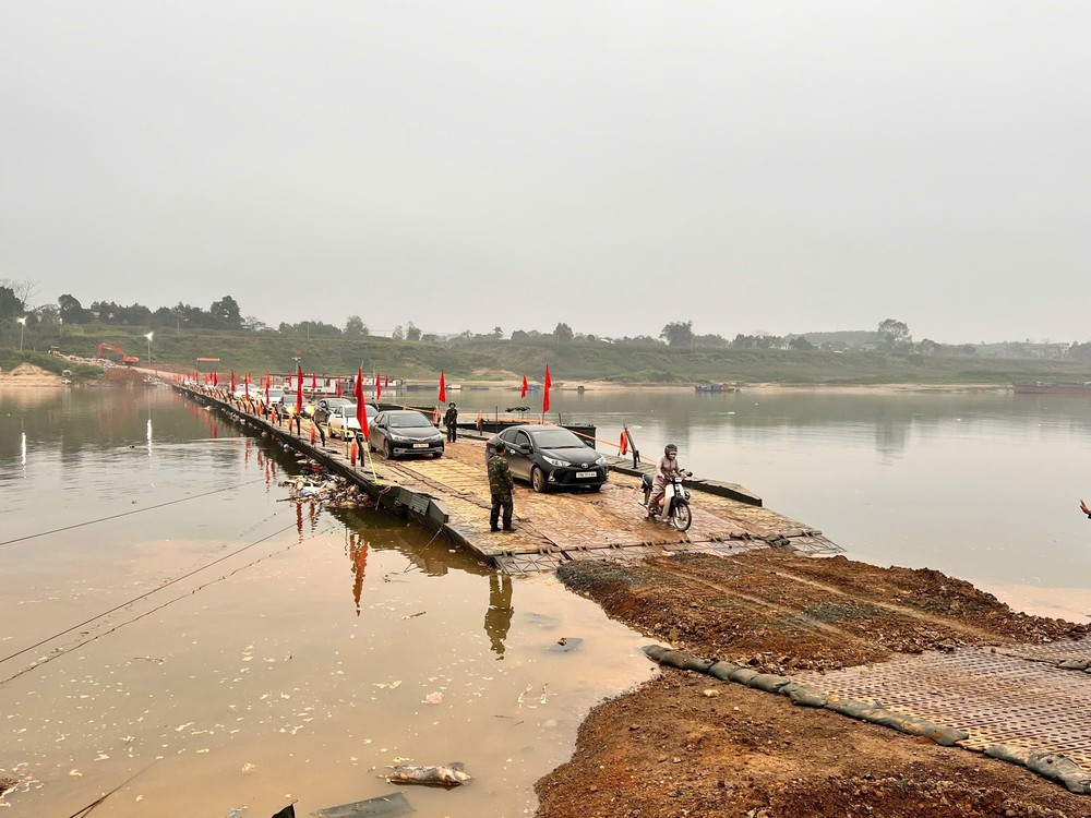 Tạm dừng khai thác cầu phao qua Sông Lô để bảo đảm an toàn giao thông  - Ảnh 2.