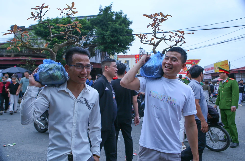 Tấp nập du khách về chợ Viềng “mua lộc” đầu năm - Ảnh 7.