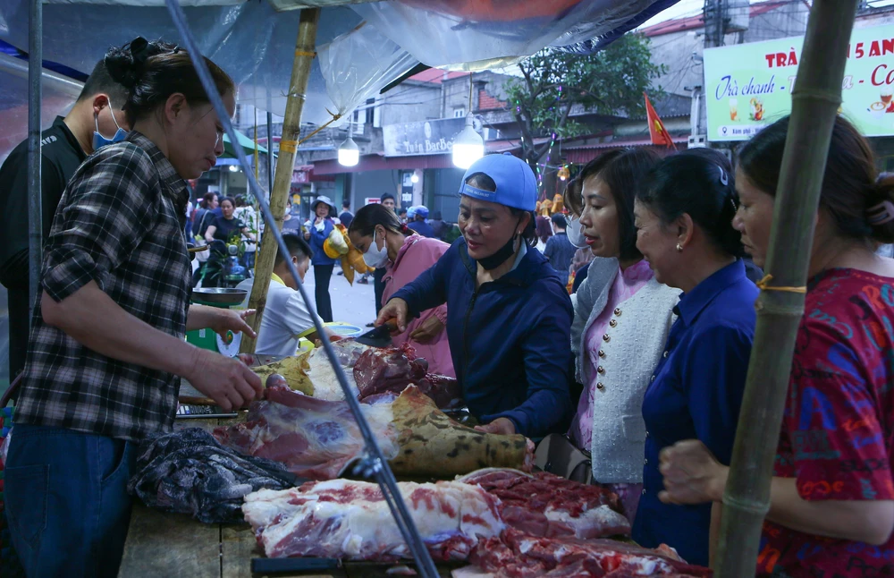 Tấp nập du khách về chợ Viềng “mua lộc” đầu năm - Ảnh 6.