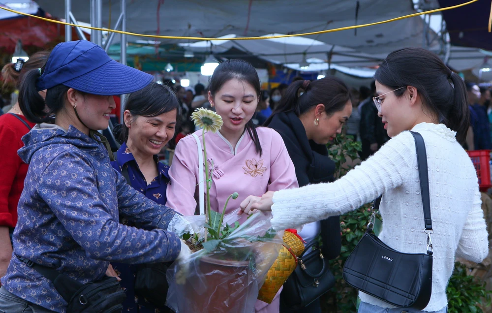 Tấp nập du khách về chợ Viềng “mua lộc” đầu năm - Ảnh 5.