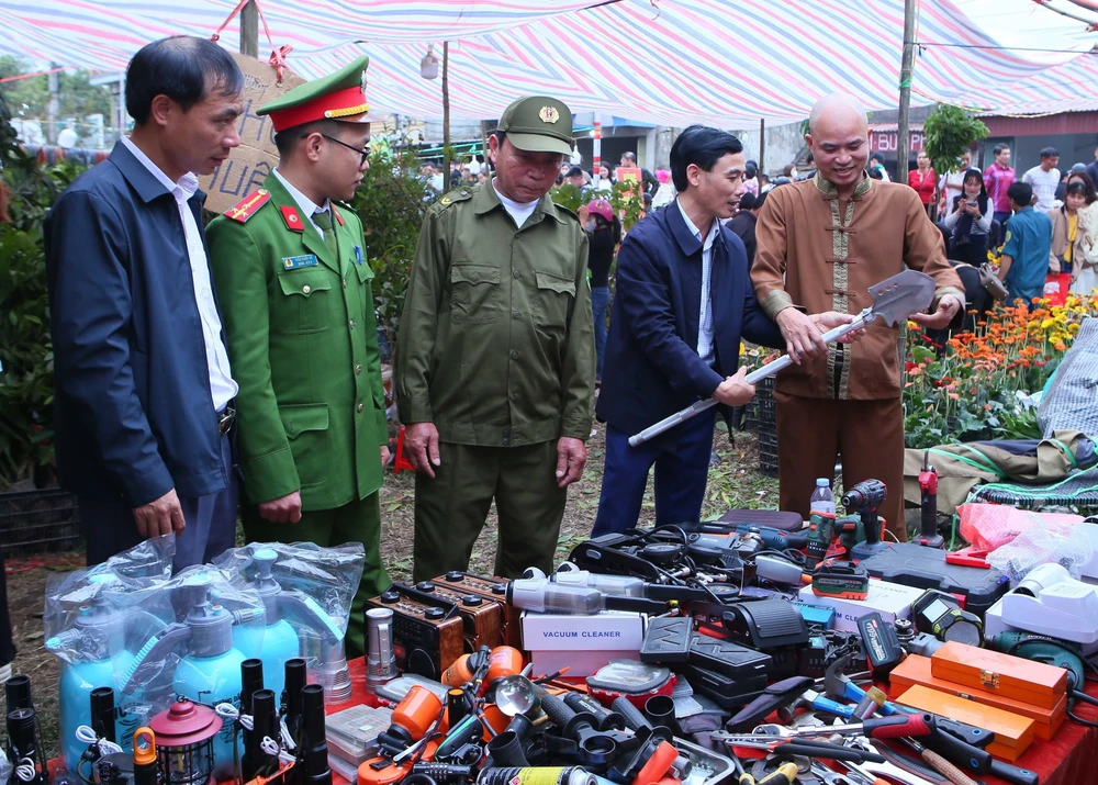 Tấp nập du khách về chợ Viềng “mua lộc” đầu năm - Ảnh 2.