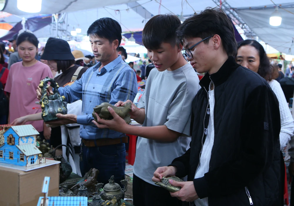 Tấp nập du khách về chợ Viềng “mua lộc” đầu năm - Ảnh 4.