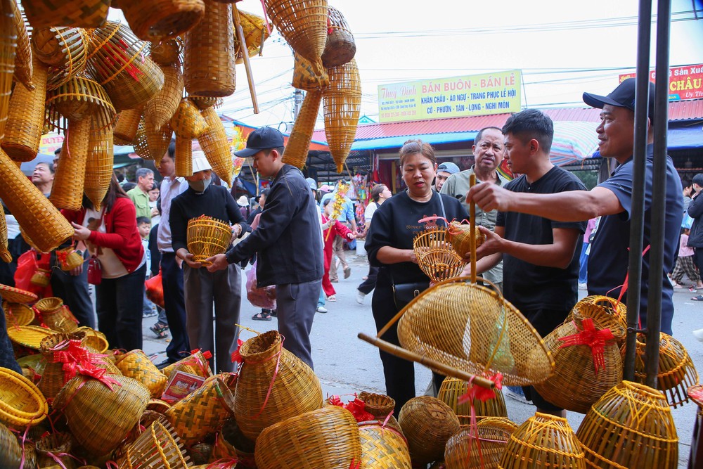 Tấp nập du khách về chợ Viềng “mua lộc” đầu năm - Ảnh 3.