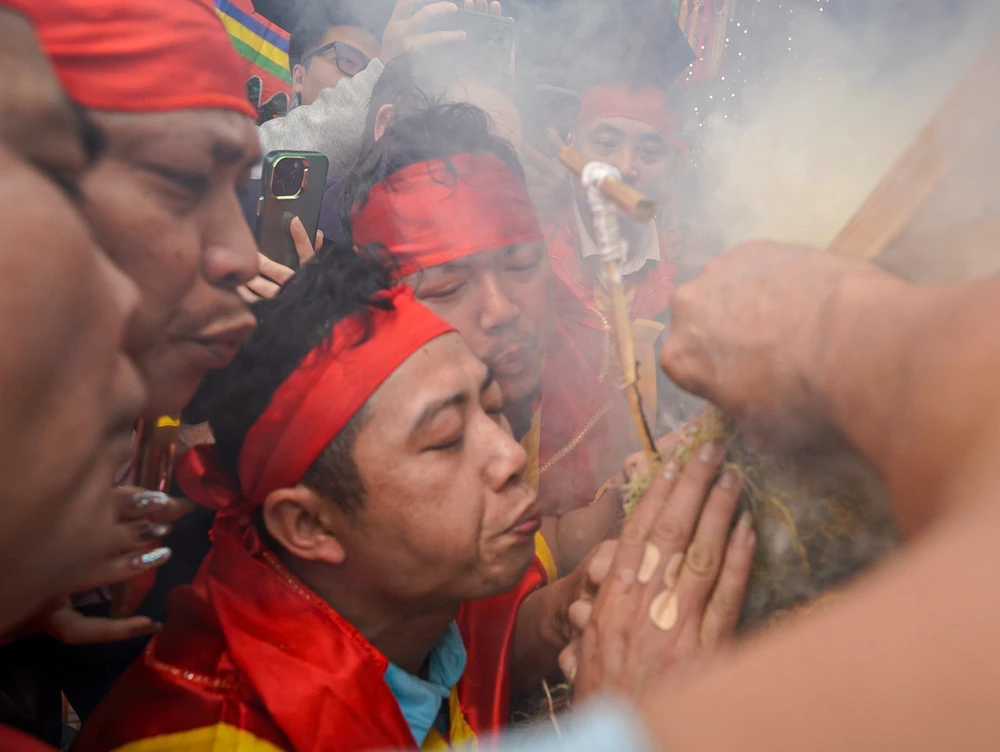 Về Thị Cấm xem hội kéo lửa, thổi cơm thi - Ảnh 4.