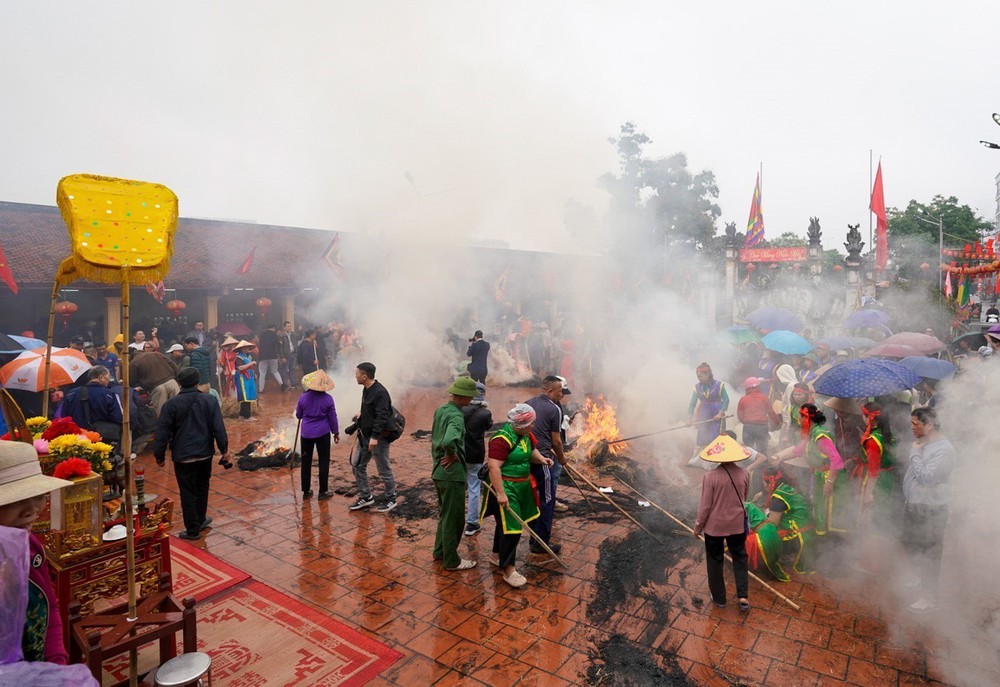 Về Thị Cấm xem hội kéo lửa, thổi cơm thi - Ảnh 11.