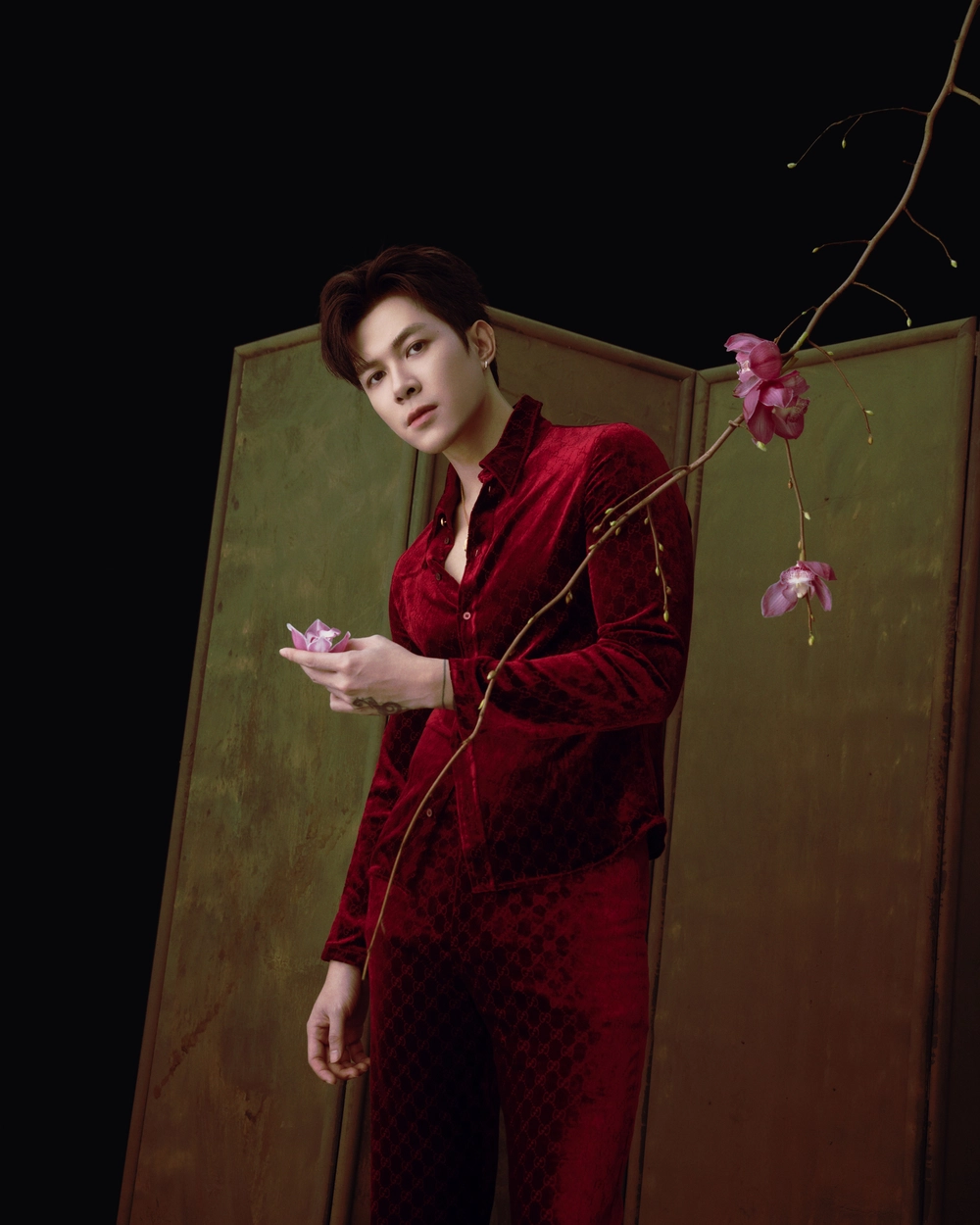 Anh Tú Atus hát 3 ca khúc OST trong phim Tết “Nhà ba tôi một phòng" - Ảnh 1.