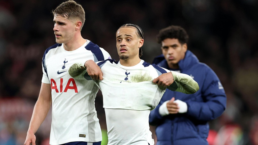Premier League: Xuống hạng đồng nghĩa với điều gì cho Tottenham? - Ảnh 1. Premier League: Xuống hạng đồng nghĩa với điều gì cho Tottenham? - Ảnh 1.