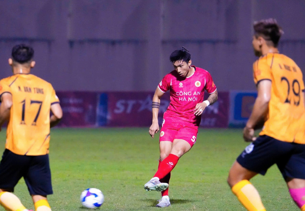 Siêu phẩm của Văn Hậu tạo bước ngoặt, Công an Hà Nội sớm tự quyết ngôi vương V-League  - Ảnh 1.