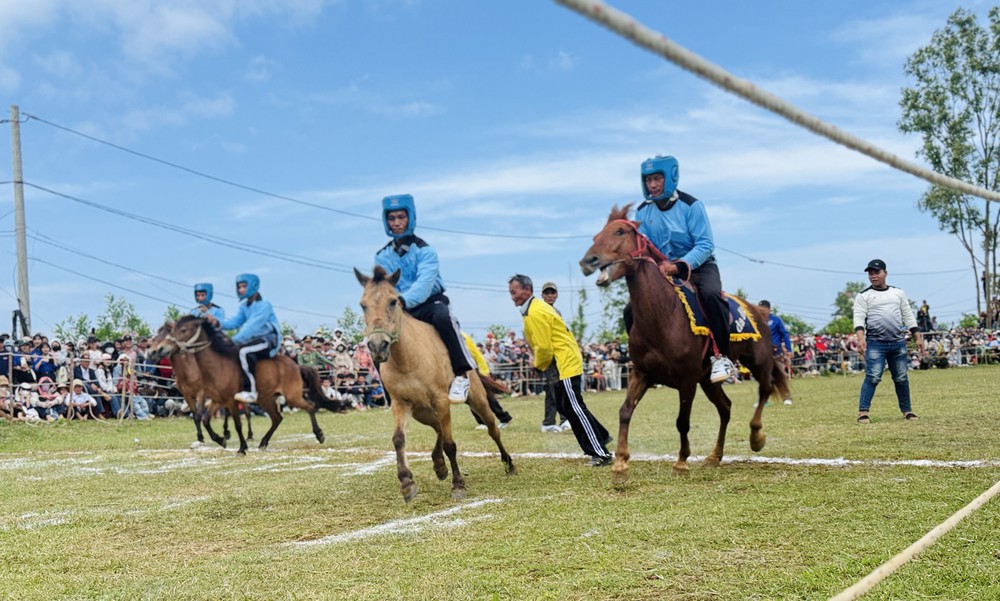 Kỵ mã thồ hàng tham gia tranh tài Hội đua ngựa truyền thống gò Thì Thùng - Ảnh 1. Kỵ mã thồ hàng tham gia tranh tài Hội đua ngựa truyền thống gò Thì Thùng - Ảnh 1.