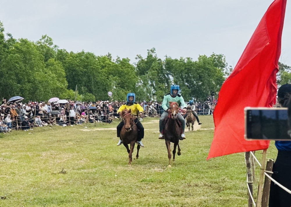 Kỵ mã thồ hàng tham gia tranh tài Hội đua ngựa truyền thống gò Thì Thùng - Ảnh 3. Kỵ mã thồ hàng tham gia tranh tài Hội đua ngựa truyền thống gò Thì Thùng - Ảnh 3.