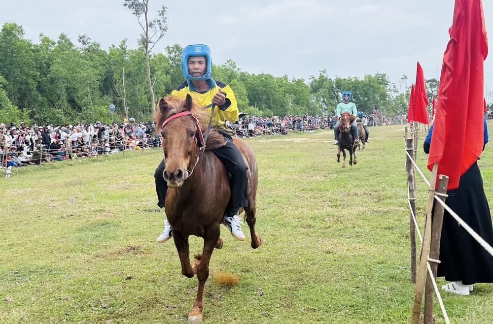 Kỵ mã thồ hàng tham gia tranh tài Hội đua ngựa truyền thống gò Thì Thùng - Ảnh 4. Kỵ mã thồ hàng tham gia tranh tài Hội đua ngựa truyền thống gò Thì Thùng - Ảnh 4.