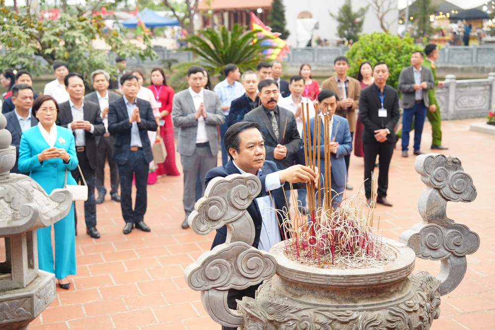 Hưng Yên: Khai mạc Lễ hội Đền thờ Triệu Việt Vương năm 2026 - Ảnh 2. Hưng Yên: Khai mạc Lễ hội Đền thờ Triệu Việt Vương năm 2026 - Ảnh 2.