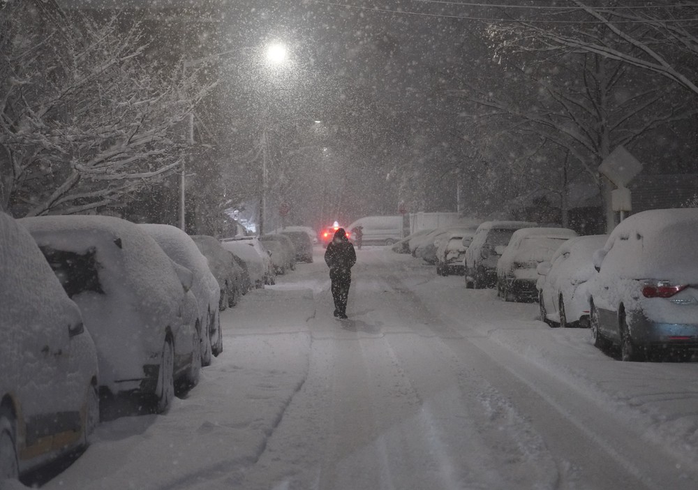 Miền Đông Bắc nước Mỹ nỗ lực dọn dẹp sau cơn bão tuyết dữ dội - Ảnh 2.