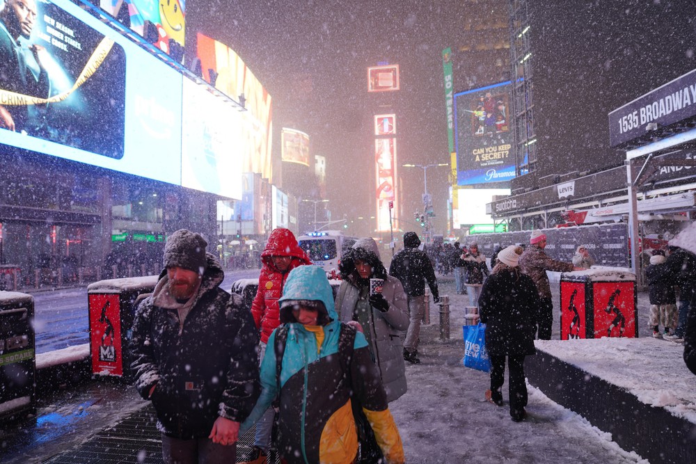 Miền Đông Bắc nước Mỹ nỗ lực dọn dẹp sau cơn bão tuyết dữ dội - Ảnh 1.