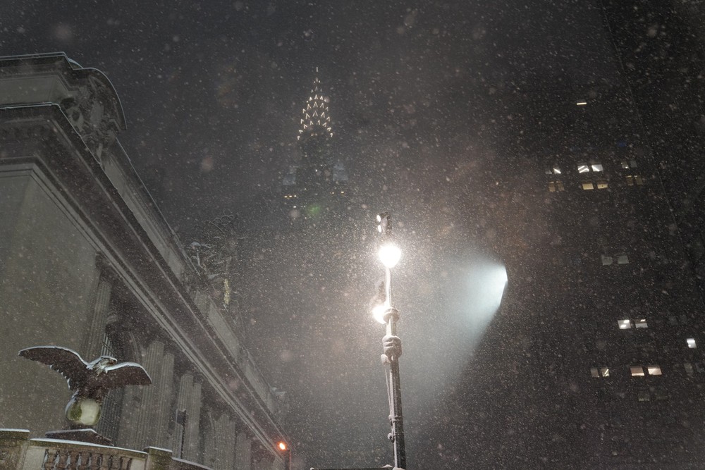 Miền Đông Bắc nước Mỹ nỗ lực dọn dẹp sau cơn bão tuyết dữ dội - Ảnh 4.