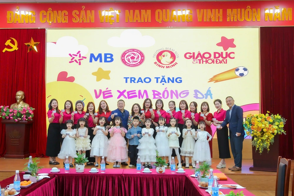 MB và Thể Công Viettel trao đi "Triệu Nụ cười Sân cỏ" trong ngày đầu xuân - Ảnh 6. MB và Thể Công Viettel trao đi "Triệu Nụ cười Sân cỏ" trong ngày đầu xuân - Ảnh 6.