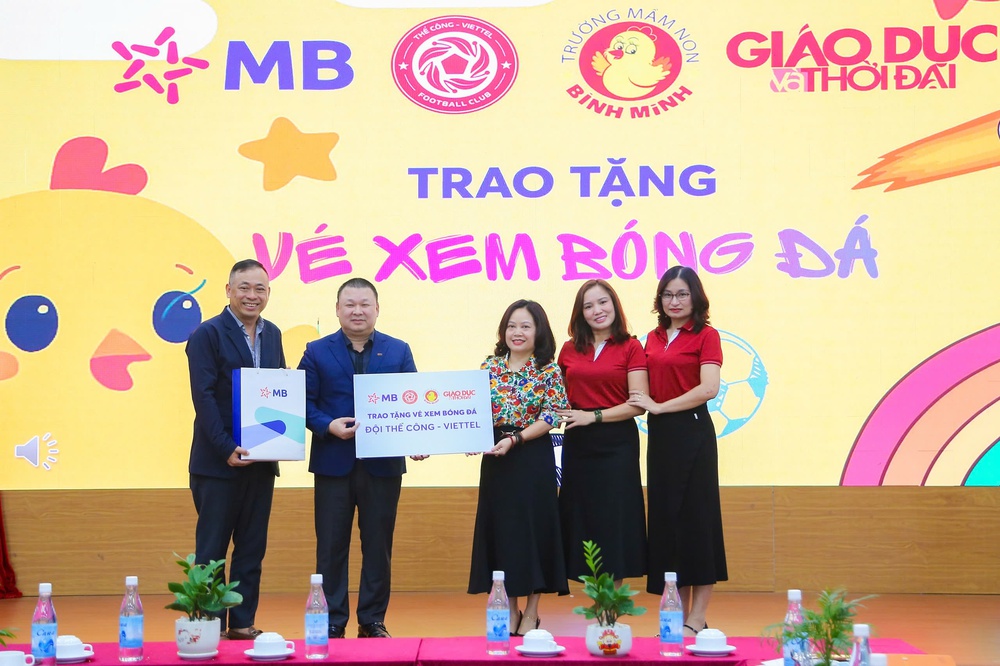 MB và Thể Công Viettel trao đi "Triệu Nụ cười Sân cỏ" trong ngày đầu xuân - Ảnh 3. MB và Thể Công Viettel trao đi "Triệu Nụ cười Sân cỏ" trong ngày đầu xuân - Ảnh 3.