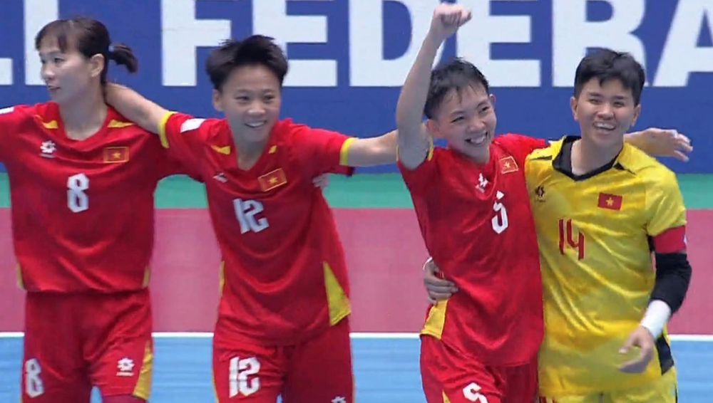 Tuyển thủ "nhỏ mà có võ", bùng nổ hat-trick đưa futsal nữ Việt Nam vào bán kết - Ảnh 2.