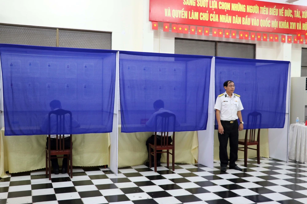 Cử tri TP. Hồ Chí Minh làm việc dài ngày trên biển bỏ phiếu sớm - Ảnh 1.