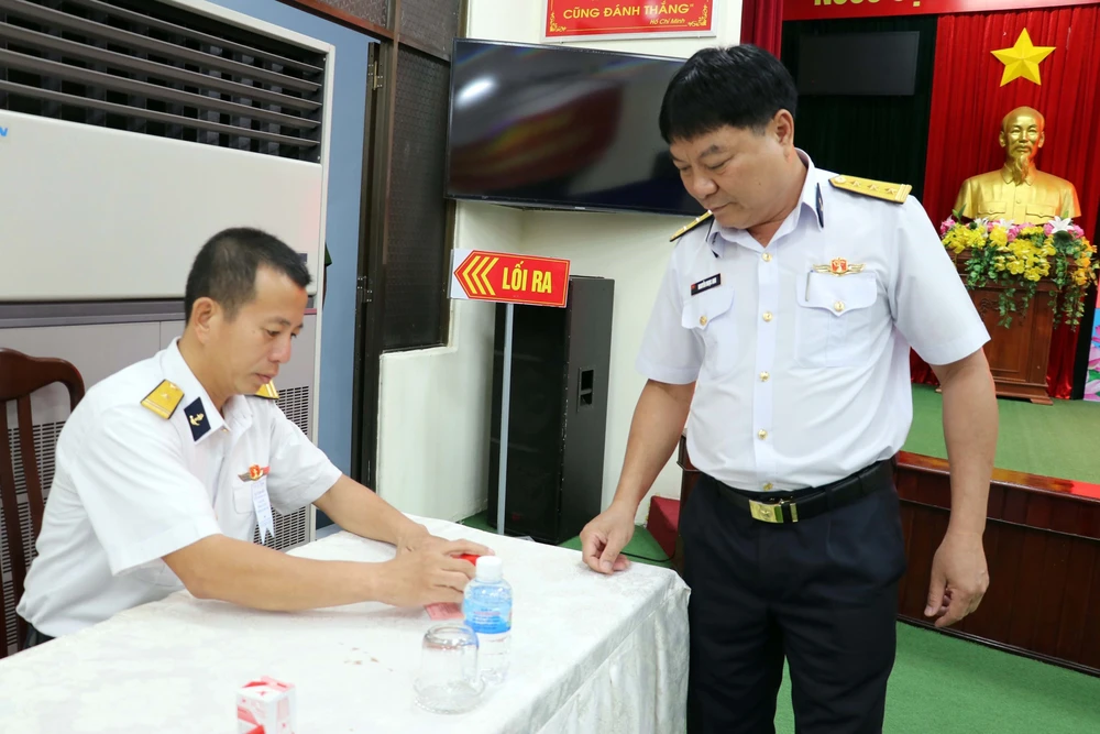 Cử tri TP. Hồ Chí Minh làm việc dài ngày trên biển bỏ phiếu sớm - Ảnh 7.