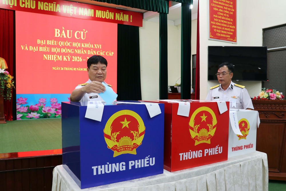 Cử tri TP. Hồ Chí Minh làm việc dài ngày trên biển bỏ phiếu sớm - Ảnh 6.