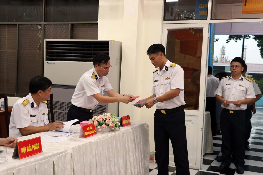 Cử tri TP. Hồ Chí Minh làm việc dài ngày trên biển bỏ phiếu sớm - Ảnh 3.