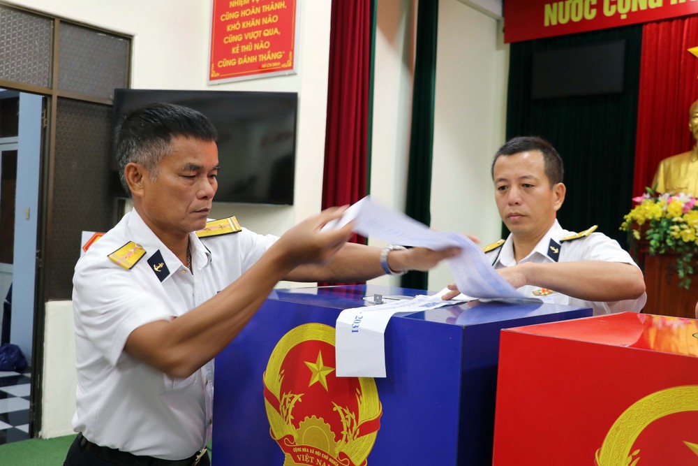 Cử tri TP. Hồ Chí Minh làm việc dài ngày trên biển bỏ phiếu sớm - Ảnh 9.