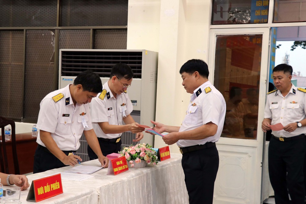 Cử tri TP. Hồ Chí Minh làm việc dài ngày trên biển bỏ phiếu sớm - Ảnh 4.