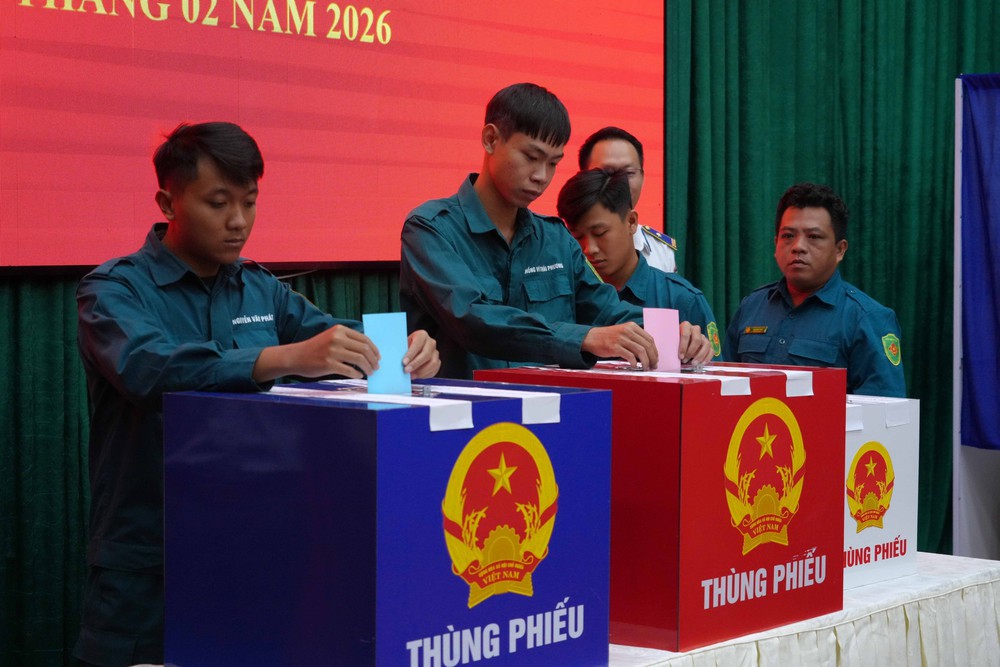 Cử tri TP. Hồ Chí Minh làm việc dài ngày trên biển bỏ phiếu sớm - Ảnh 10.