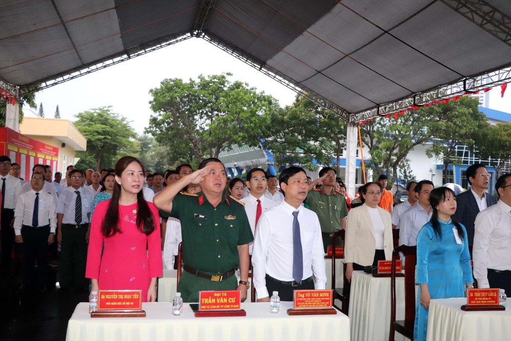 Cử tri TP. Hồ Chí Minh làm việc dài ngày trên biển bỏ phiếu sớm - Ảnh 13.