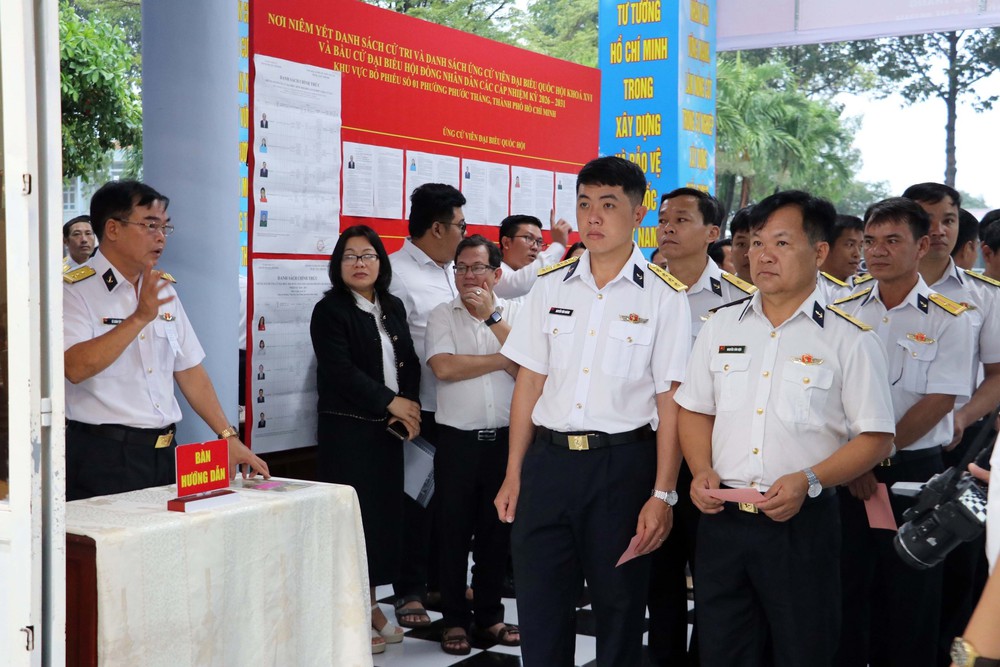 Cử tri TP. Hồ Chí Minh làm việc dài ngày trên biển bỏ phiếu sớm - Ảnh 2.
