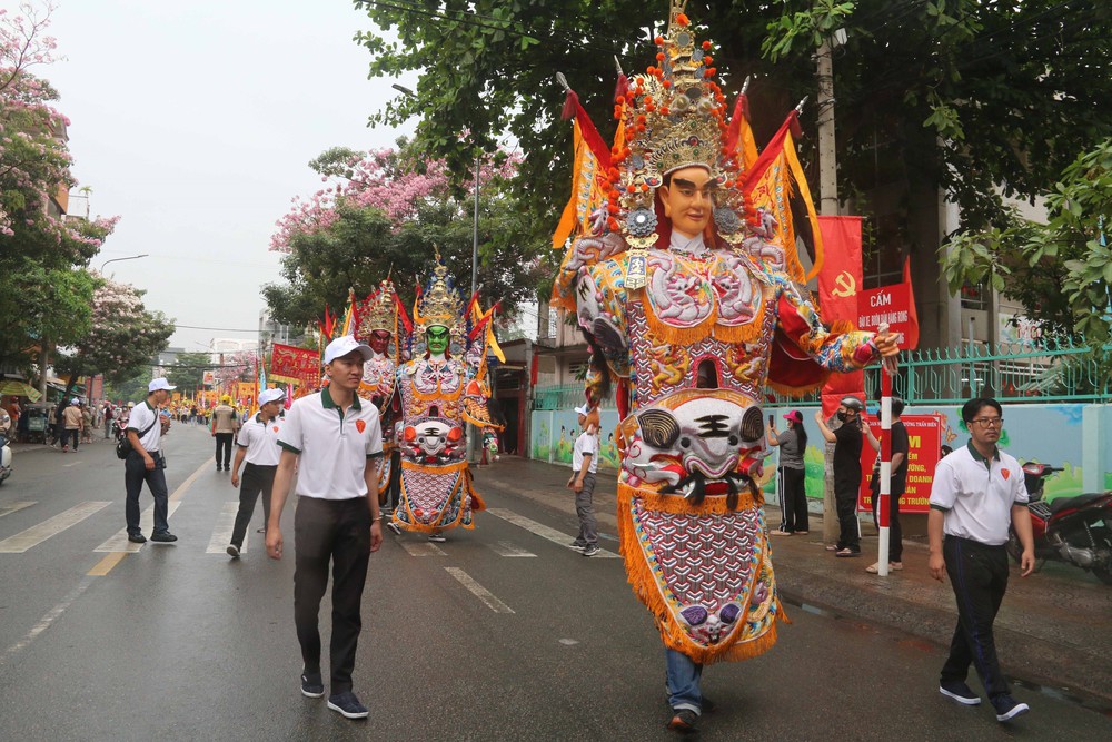 Đặc sắc lễ nghinh thần trên đường phố Đồng Nai - Ảnh 1. Đặc sắc lễ nghinh thần trên đường phố Đồng Nai - Ảnh 1.