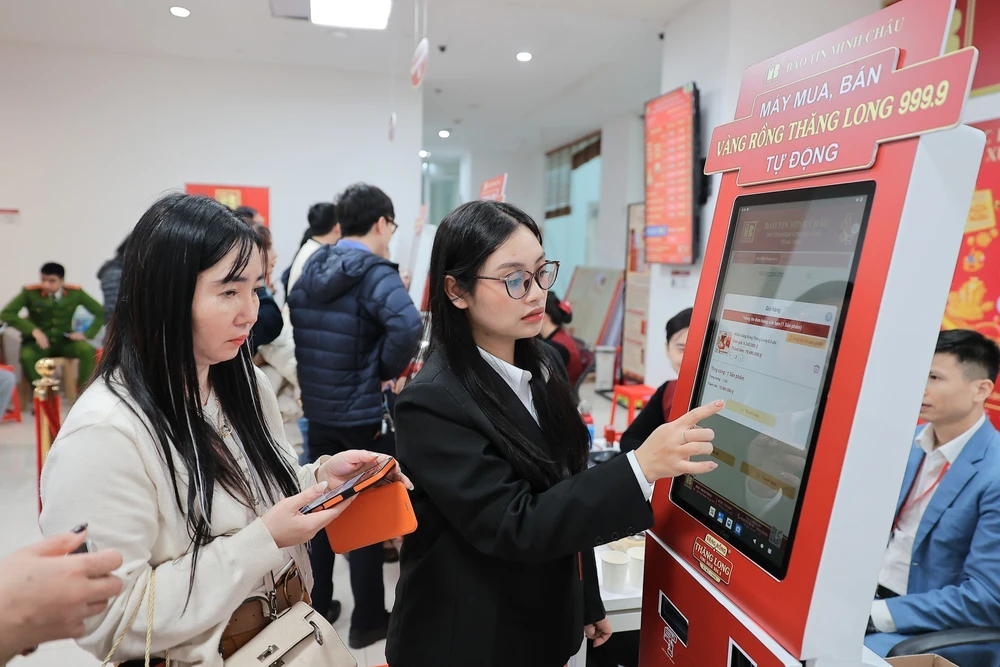 Hà Nội: Máy bán vàng tự động - điểm nhấn mới trong ngày vía Thần Tài - Ảnh 8.