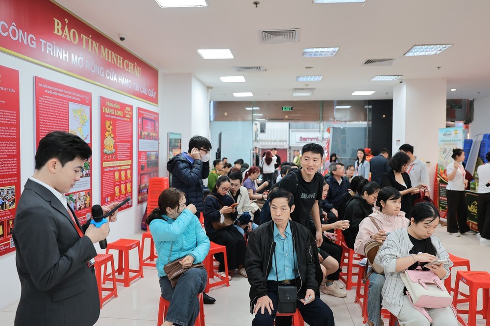 Hà Nội: Máy bán vàng tự động - điểm nhấn mới trong ngày vía Thần Tài - Ảnh 4.