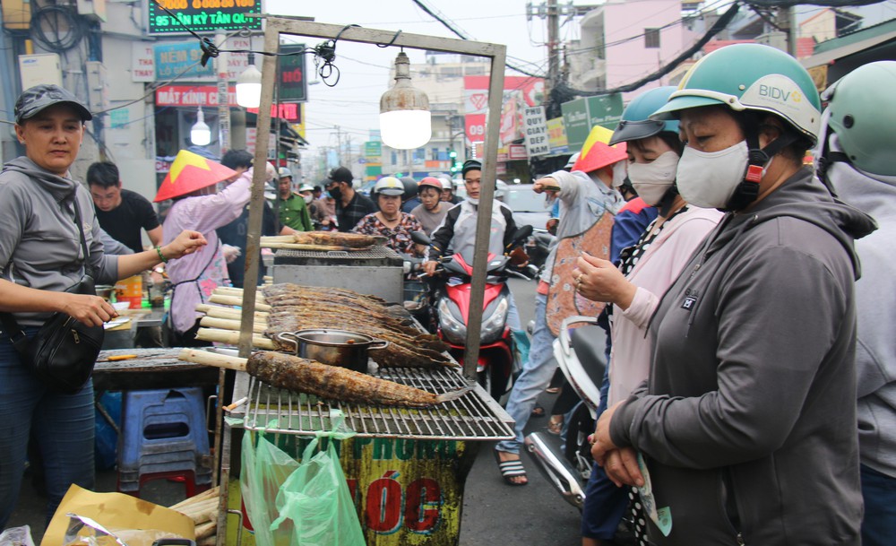 Nhiều điểm bán cá lóc nướng tại Thành phố Hồ Chí Minh nhộn nhịp trong ngày vía Thần Tài - Ảnh 6.