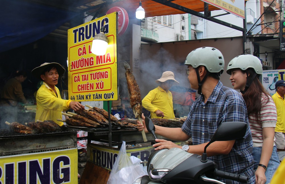 Nhiều điểm bán cá lóc nướng tại Thành phố Hồ Chí Minh nhộn nhịp trong ngày vía Thần Tài - Ảnh 3.