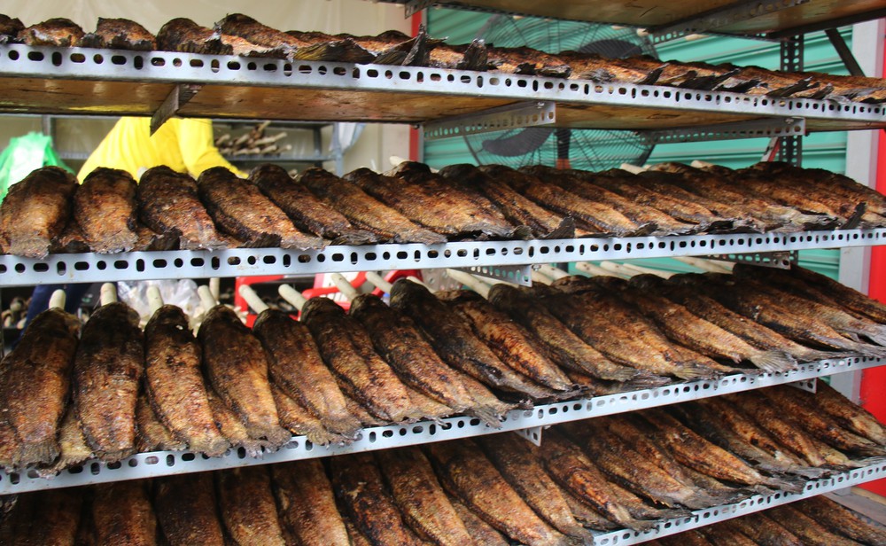 Nhiều điểm bán cá lóc nướng tại Thành phố Hồ Chí Minh nhộn nhịp trong ngày vía Thần Tài - Ảnh 1.