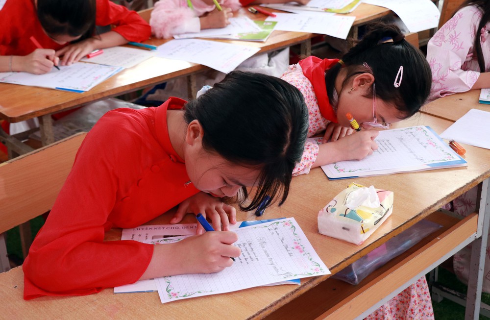 Nét đẹp lễ khai bút trên quê hương Trạng nguyên nhỏ tuổi nhất lịch sử - Ảnh 4. Nét đẹp lễ khai bút trên quê hương Trạng nguyên nhỏ tuổi nhất lịch sử - Ảnh 4.