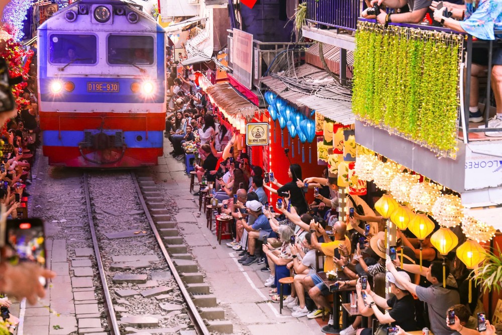 Giảm tàu khách, dừng tàu hàng qua phố cà phê đường tàu và cầu Long Biên - Ảnh 1.