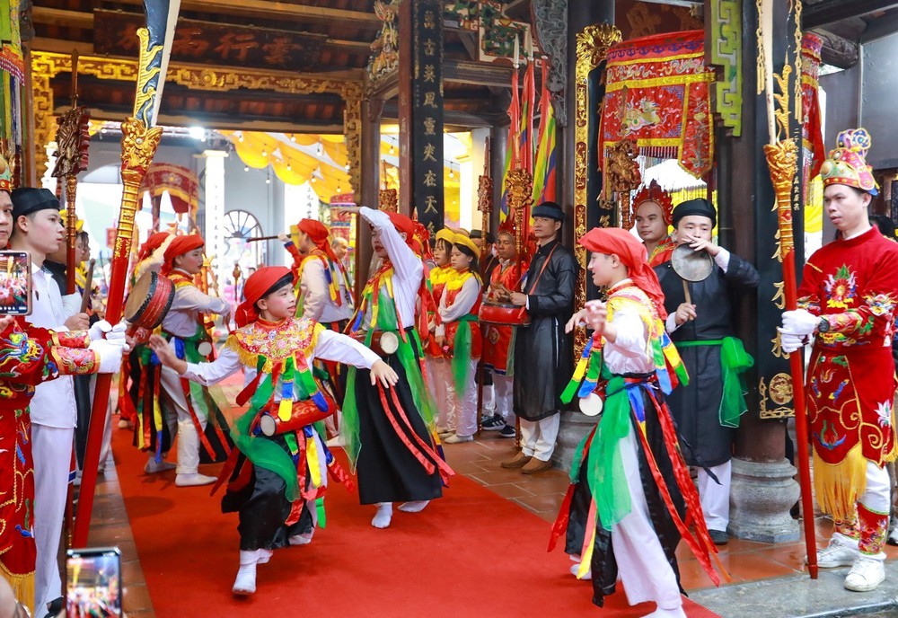 Về Triều Khúc xem trai giả gái trong điệu múa cổ - Ảnh 11. Về Triều Khúc xem trai giả gái trong điệu múa cổ - Ảnh 11.