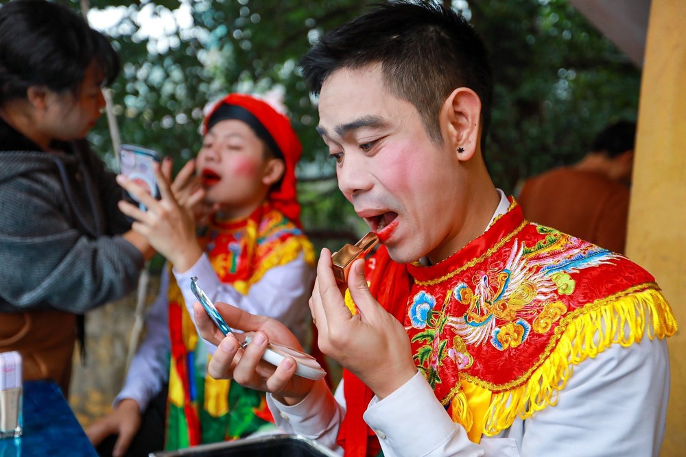 Về Triều Khúc xem trai giả gái trong điệu múa cổ - Ảnh 1. Về Triều Khúc xem trai giả gái trong điệu múa cổ - Ảnh 1.