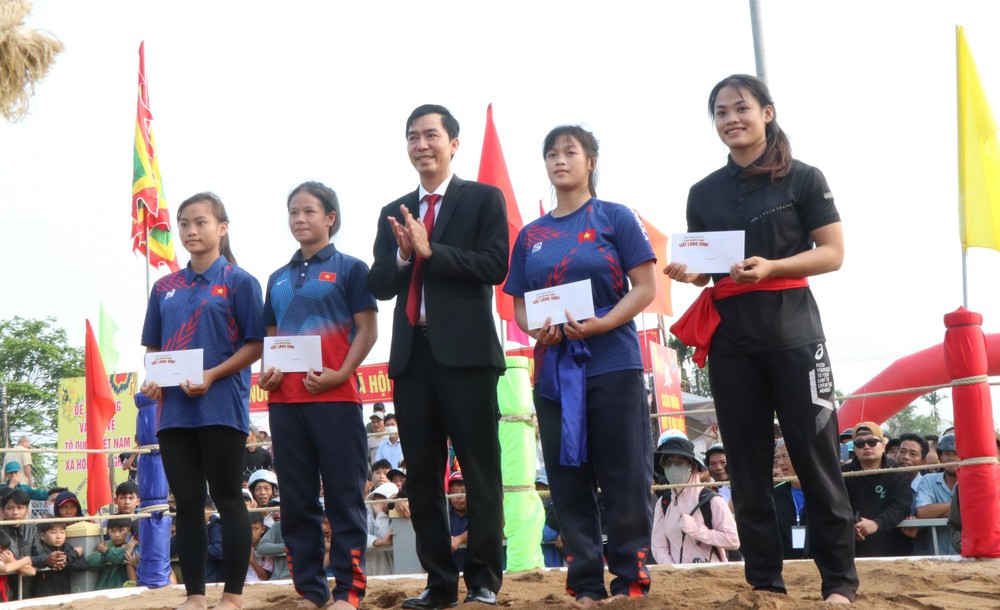 Xuân về trẩy hội vật làng Sình ở Cố đô Huế - Ảnh 9. Xuân về trẩy hội vật làng Sình ở Cố đô Huế - Ảnh 9.