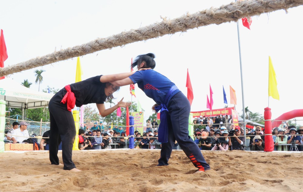 Xuân về trẩy hội vật làng Sình ở Cố đô Huế - Ảnh 3. Xuân về trẩy hội vật làng Sình ở Cố đô Huế - Ảnh 3.